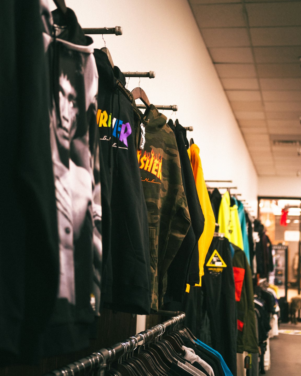 Streetwear-Hoodies hängen auf einem Kleiderständer in einem Einzelhandelsgeschäft.